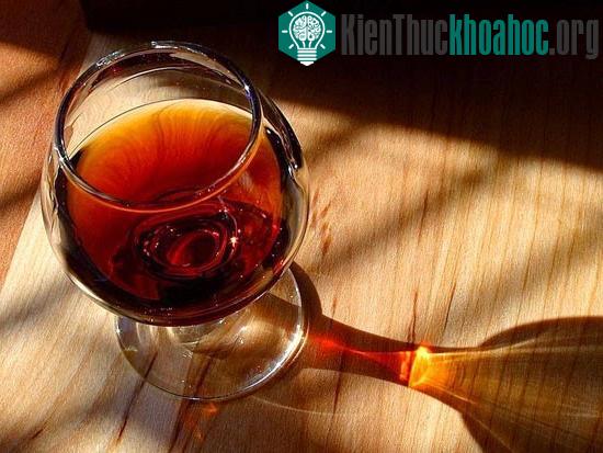 Thường mọi người hay nghĩ một ly rượu mạnh, nóng có thể giúp bạn giữ ấm trong thời tiết buốt giá, nhưng thực tế không phải vậy. Đúng là các thức uống ấm thực sự làm tăng thân nhiệt và giúp bạn chốn...