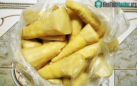 Bình thường măng vàng nguyên thủy có màu vàng nhạt, còn măng hóa chất thì màu vàng đậm.