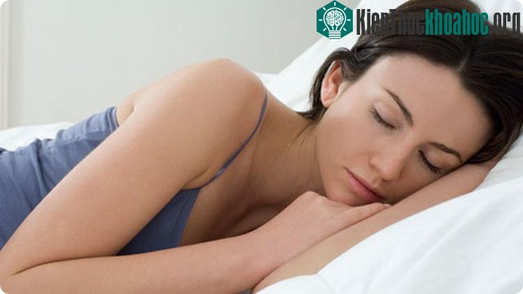 Nằm nghiêng nhiều cũng có thể phá hỏng da và tạo ra nếp nhăn.
