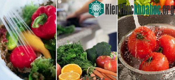 Nên rửa rau dưới vòi nước sạch. (Ảnh: seattleorganicrestaurants.com)
