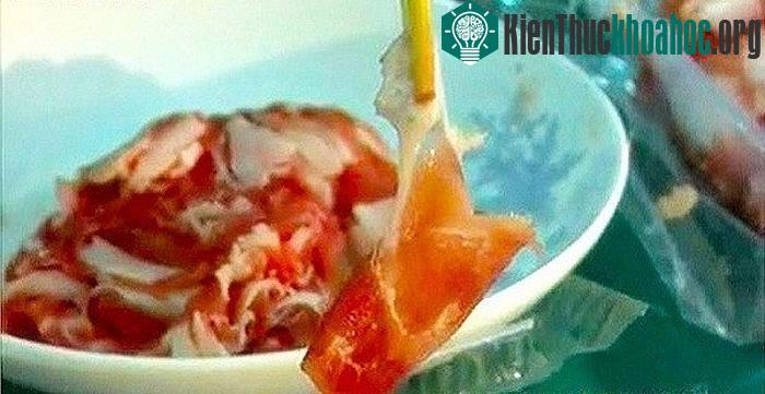 Thịt giả có lớp mỡ rất dễ tách ra.