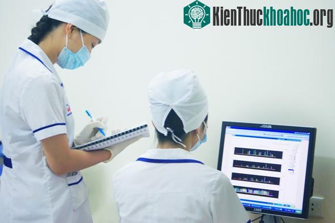 Tại phòng phân tích kết quả, các dữ liệu ADN cho ra từ máy giải trình dưới dạng biểu đồ sẽ được đọc trên các phần mềm chuyên dụng cho ra kết quả cuối cùng.