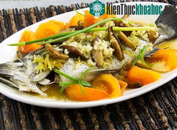 Nên dùng cá hấp hoặc cá luộc để bảo toàn chất dinh dưỡng bên trong
