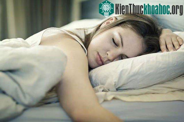 Ngủ là một trong những cách đơn giản nhất để chữa say