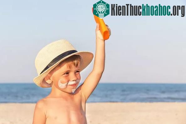 Tiếp xúc trực tiếp với ánh Mặt trời làm tăng nguy cơ ung thư da.
