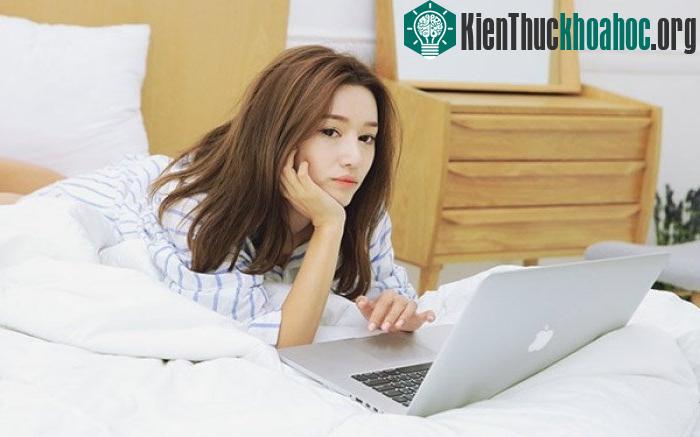 Bạn không nên đọc tin, check mail trong vòng 30 phút đầu tiên của buổi sáng