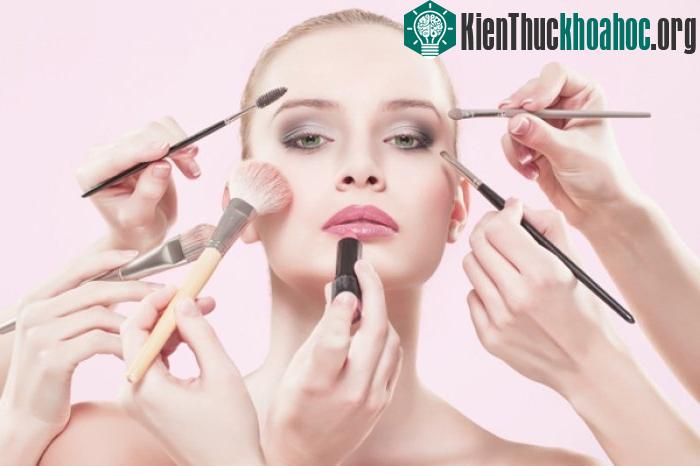 Mỹ phẩm chứa những độc tố gây hại cho làn da.