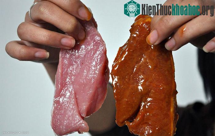 Thịt bò thật sẽ dẻo, khô, ít tính đàn hồi, dính tay.