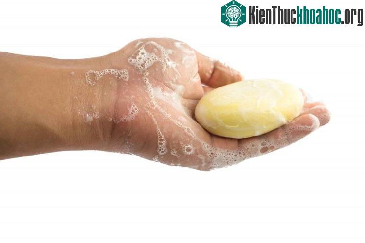 Xà bông có tính kiềm, có thể phá vỡ lớp hàng rào bảo vệ tự nhiên của làn da.