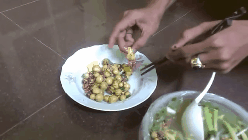 Trứng gà non giả mịn, dai, mềm dẻo như cao su. (ảnh cắt từ clip).