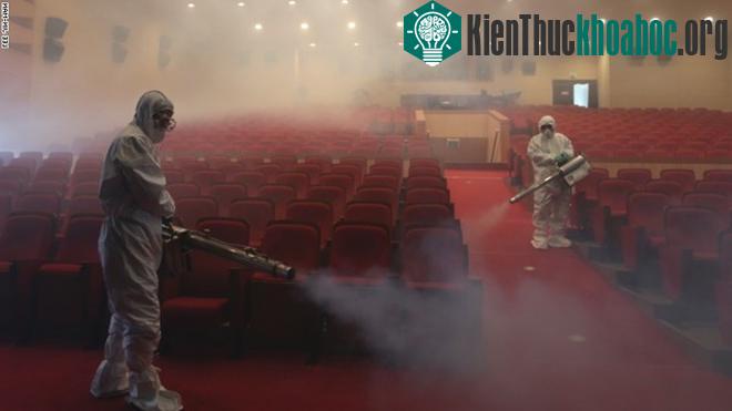 Nhân viên y tế Hàn Quốc phun thuốc khử trùng trong một rạp chiếu phim ở thủ đô Seoul. (Ảnh: CNN)