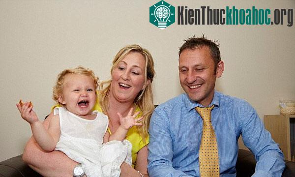 Cô bé&nbsp;Jaycie Jones bên bố mẹ khi được 15 tháng tuổi. (Ảnh: Daily Mail)
