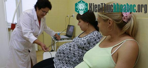 Bác sĩ thử nghiệm thiết bị theo dõi thai nhi. (Ảnh:&nbsp;RIA Novosti)