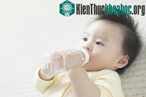Cho trẻ uống nước theo nhu cầu. (Ảnh internet)