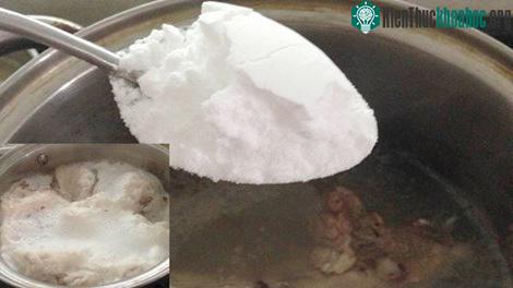 Bột hầm nhừ soda có màu trắng, dễ dàng mua trên thị trường. Khi cho 1 thìa bột vào hầm xương, lập tức nồi nước nổi bọt đen ngòm (ảnh nhỏ)