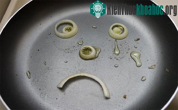 Chỉ cần bỏ một lượng dầu mỡ nhỏ vào chảo.