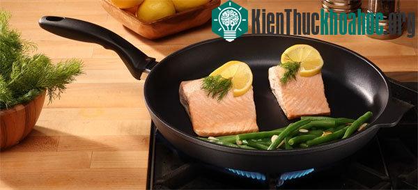 Chảo phủ Teflon không dính có thể chịu được nhiệt độ tới 260 độ C, được Cơ quan Quản lý Thực phẩm và Dược phẩm Mỹ (FDA) và Cơ quan Bảo vệ Môi trường Mỹ (EPA) chứng nhận an toàn cho sức khỏe.