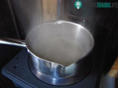 Một chậu nước ấm sẽ làm tăng độ ẩm và giúp giữ nhiệt tốt hơn.&nbsp;