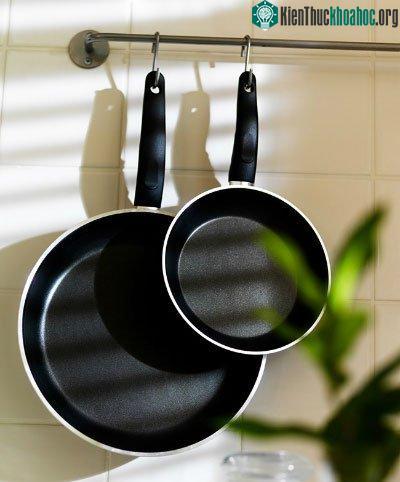Nên treo chảo trên giá và không chồng lên nhau.