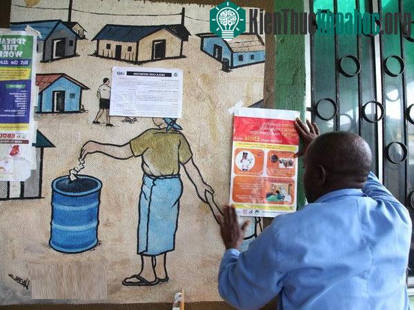 Người dân Liberia đọc thông báo về dịch bệnh Ebola tại một trung tâm y tế cộng đồng ở Monrovia ngày 31/7. (Ảnh: AFP/TTXVN)