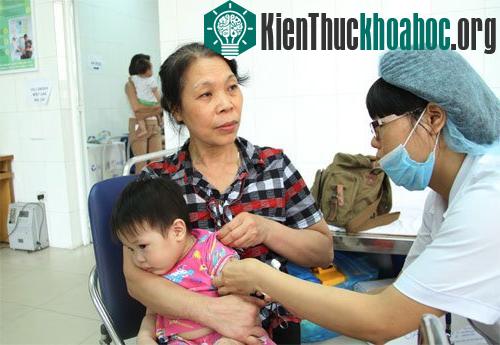 Tiêm vắc xin&nbsp;sởi đủ liều, đúng độ tuổi là cách tốt nhất phòng bệnh sởi. (Ảnh: Phan Dương)