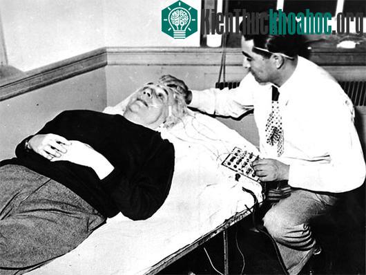 Những giây phút cuối đời trên giường bệnh của Albert Einstein​
