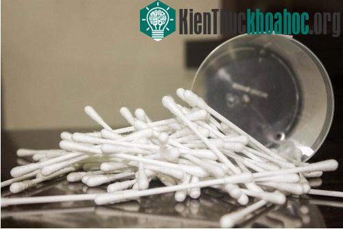 Các loại tăm bông không đảm bảo chất lượng được sản xuất từ các nguyên liệu chất lượng kém nhập khẩu từ Trung Quốc và thậm chí được tái chế từ các loại nguyên liệu nhựa và bông phế phẩm trong nước.
