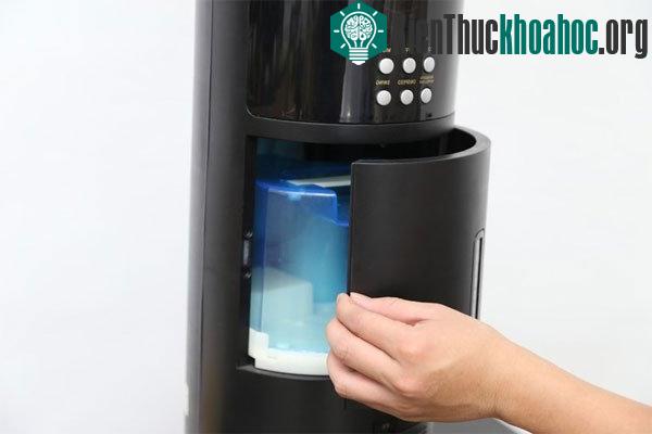 Khi quạt phun sương đang vận hành không nên mở hộp chứa nước/đá. (Ảnh minh họa)