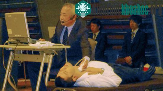 Giáo sư Shinichi Suzuki đang kiểm tra tuyến giáp cho các em ở địa phương đã tiếp xúc với thảm họa nhà máy điện hạt nhân. (Ảnh:&nbsp;KYODO)