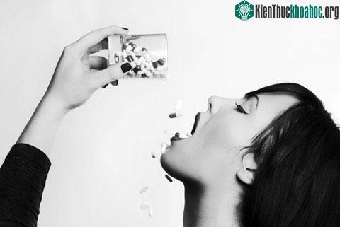 Phụ nữ dễ nghiện thuốc giảm đau hơn đàn ông. (Ảnh: Medicmagics.net)