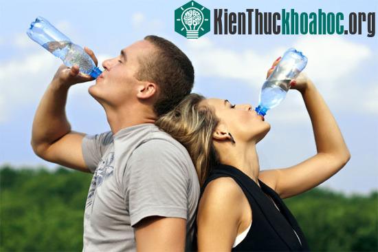Uống nước khi khát có thể giúp não bộ linh hoạt hơn 14%. (Ảnh:&nbsp;feminspire.com)
