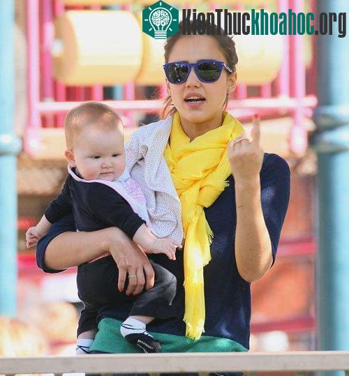 Nữ diễn viên lừng danh Hollywood Jessica Alba cũng từng sinh con gái Haven bên trong túi ối còn nguyên vẹn như đứa trẻ ở Hy Lạp vào năm 2011. (Ảnh:&nbsp;contactmusic.com)