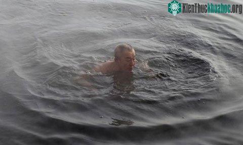 Sau khi tập thể dục, ông Gao nhảy xuống tắm ở một cái hồ.&nbsp;