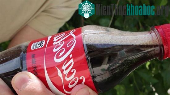 Giải thích cặn kẽ tại sao không nên ăn kẹo Mentos cùng với uống Cocacola?
