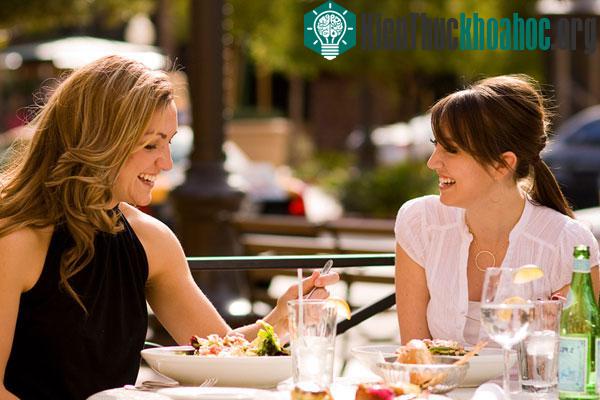 Các mối quan hệ xã hội có vai trò lớn đối với nỗ lực tăng hoặc giảm cân của con người.