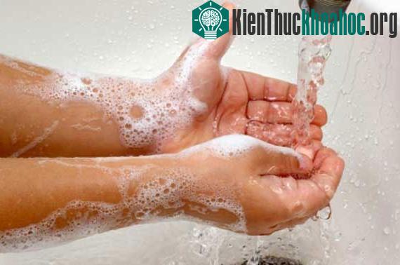 Chỉ rửa nước cũng đủ làm sạch tay