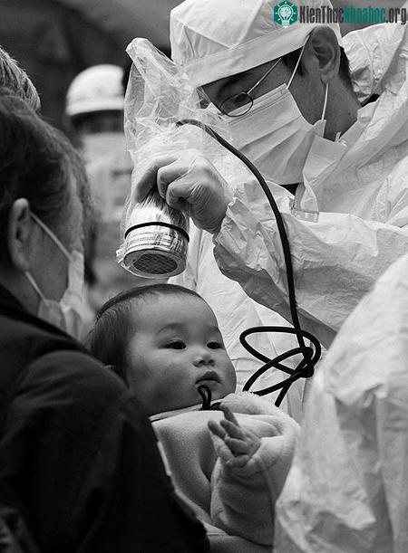 Kiểm tra phóng xạ cho người dân.