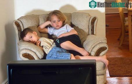 Trẻ xem TiVi nhiều xuất hiện thói quen có hại ảnh 0