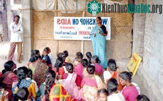Tuyên truyền phòng chống AIDS ở một vùng nông thôn Ấn Độ.