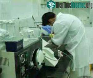 Phòng nghiên cứu vắc-xin H5N1 tại Viện Vệ sinh Dịch tễ Trung Ương