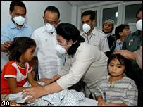 Bộ trưởng Y tế Indonesia nói chuyện với một người phải nhập viện