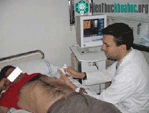 Chuẩn đoán bệnh gan bằng máy Fibroscan.