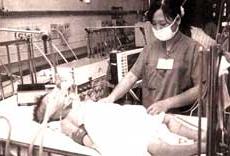 Bác sĩ đang chăm sóc bệnh nhân bị viên não Nhật bản