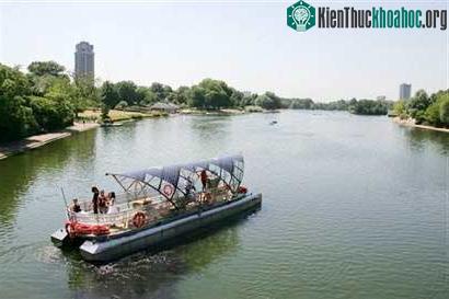 Tàu SolarShuttle đang du ngoạn trên hồ Serpentine ở công viên Hyde, Lodon