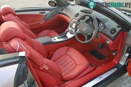 Hãng Mercedes tạo ra dòng SL-Class cho phép xe được điều khiển bằng cần chỉnh hướng.