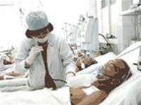 Thăm khám một bệnh nhân bị nhồi máu cơ tim vừa được cấp cứu qua cơn nguy hiểm tại khoa hồi sức tích cực, BV 115