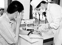 Lấy máu làm xét nghiệm cho bệnh nhân tại Bệnh viện Tâm thần Hà Nội