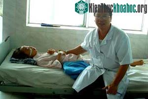 Bác sĩ Hoàng Sơn và cháu Đạt sau khi ca mổ thành công