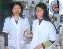 TS Trần Thị Thu Thuỷ (trái) và TS Đoàn Mai Hương, hai cán bộ thực hiện các phản ứng tổng hợp hữu cơ