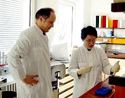 GS-BS Dag Harmsen (phải) trong phòng thí nghiệm